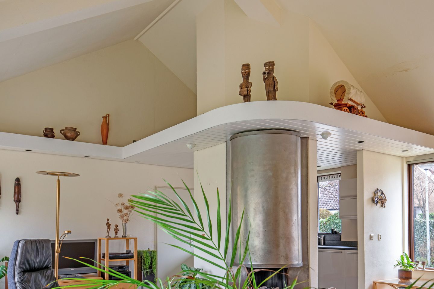 Spacious semi-detached bungalow with garage and sunny west-facing garden — 15