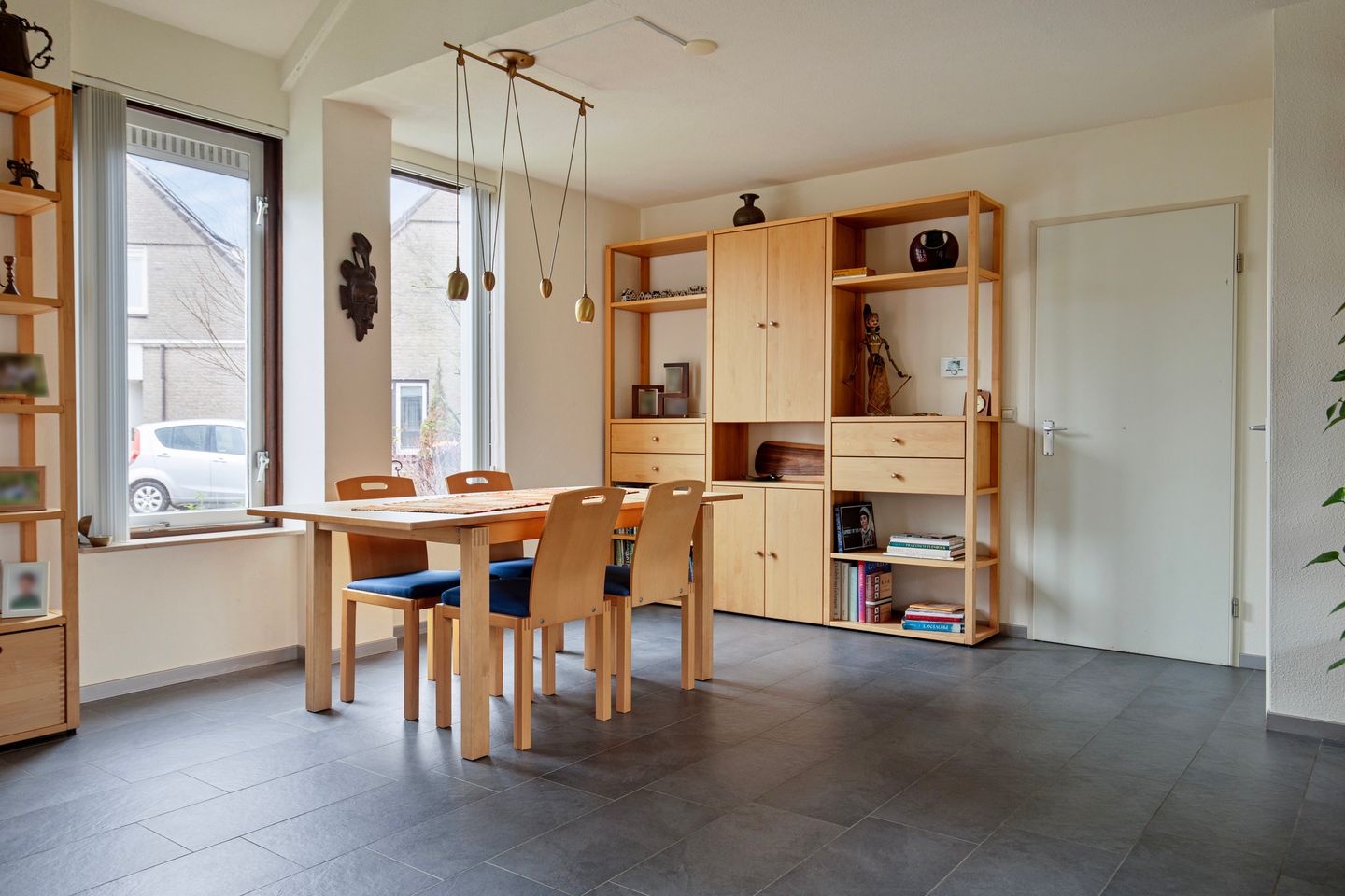 Spacious semi-detached bungalow with garage and sunny west-facing garden — 16
