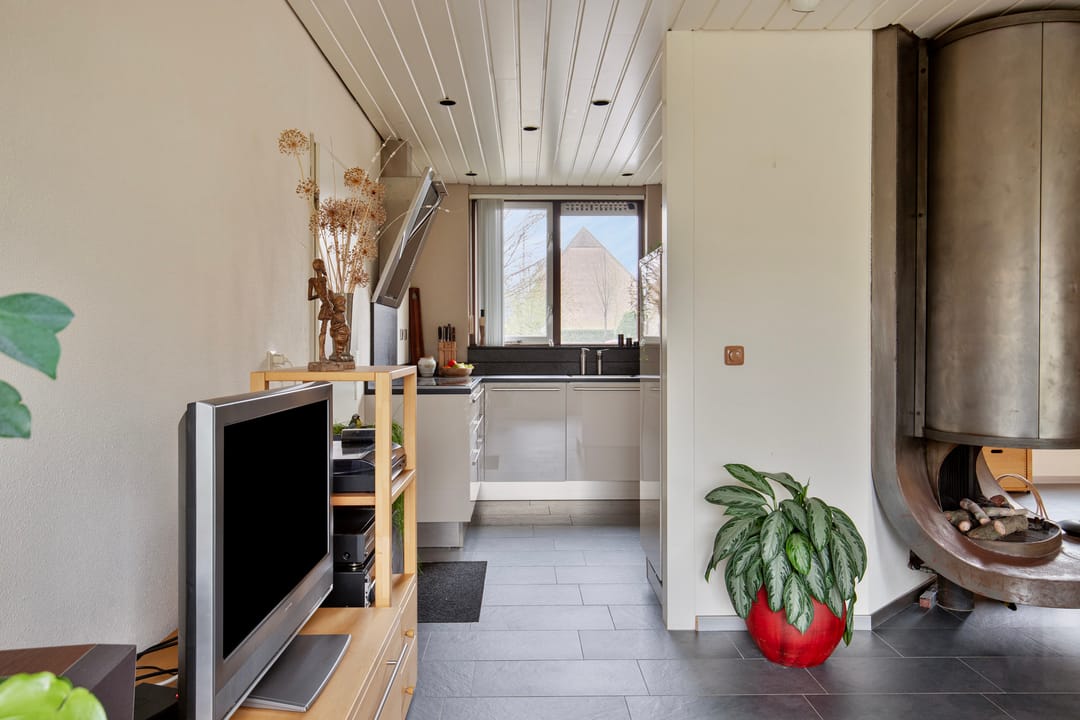 Spacious semi-detached bungalow with garage and sunny west-facing garden — 19
