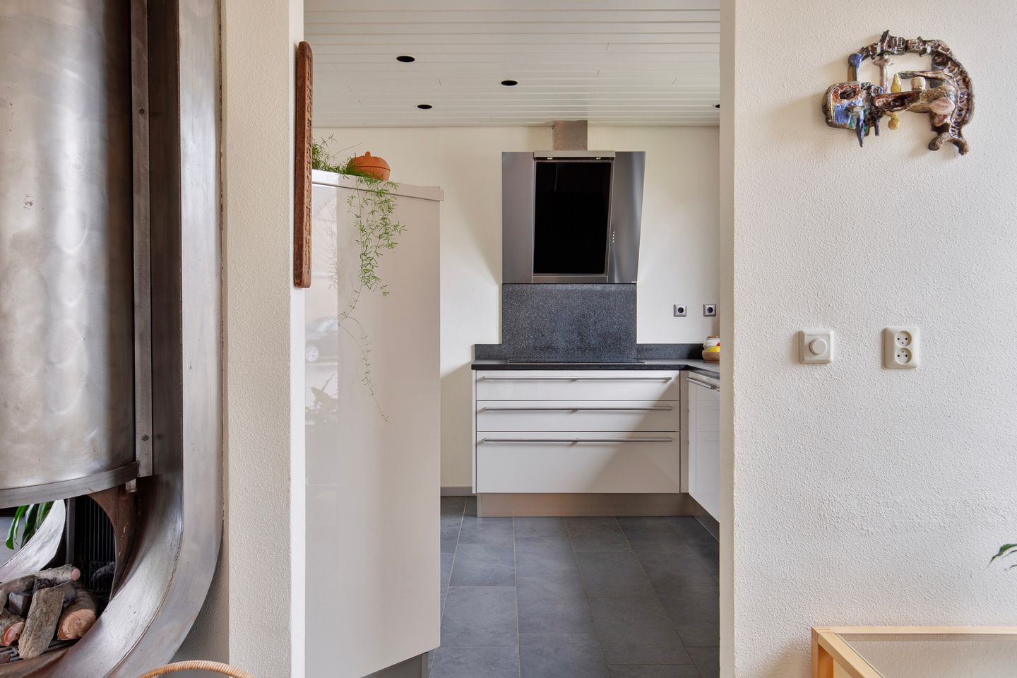 Spacious semi-detached bungalow with garage and sunny west-facing garden — 21