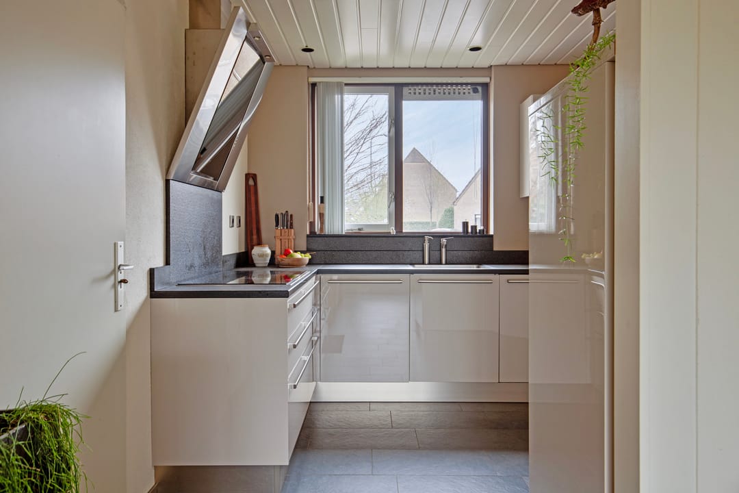 Spacious semi-detached bungalow with garage and sunny west-facing garden — 22