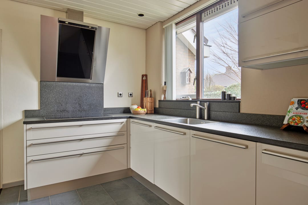 Spacious semi-detached bungalow with garage and sunny west-facing garden — 24