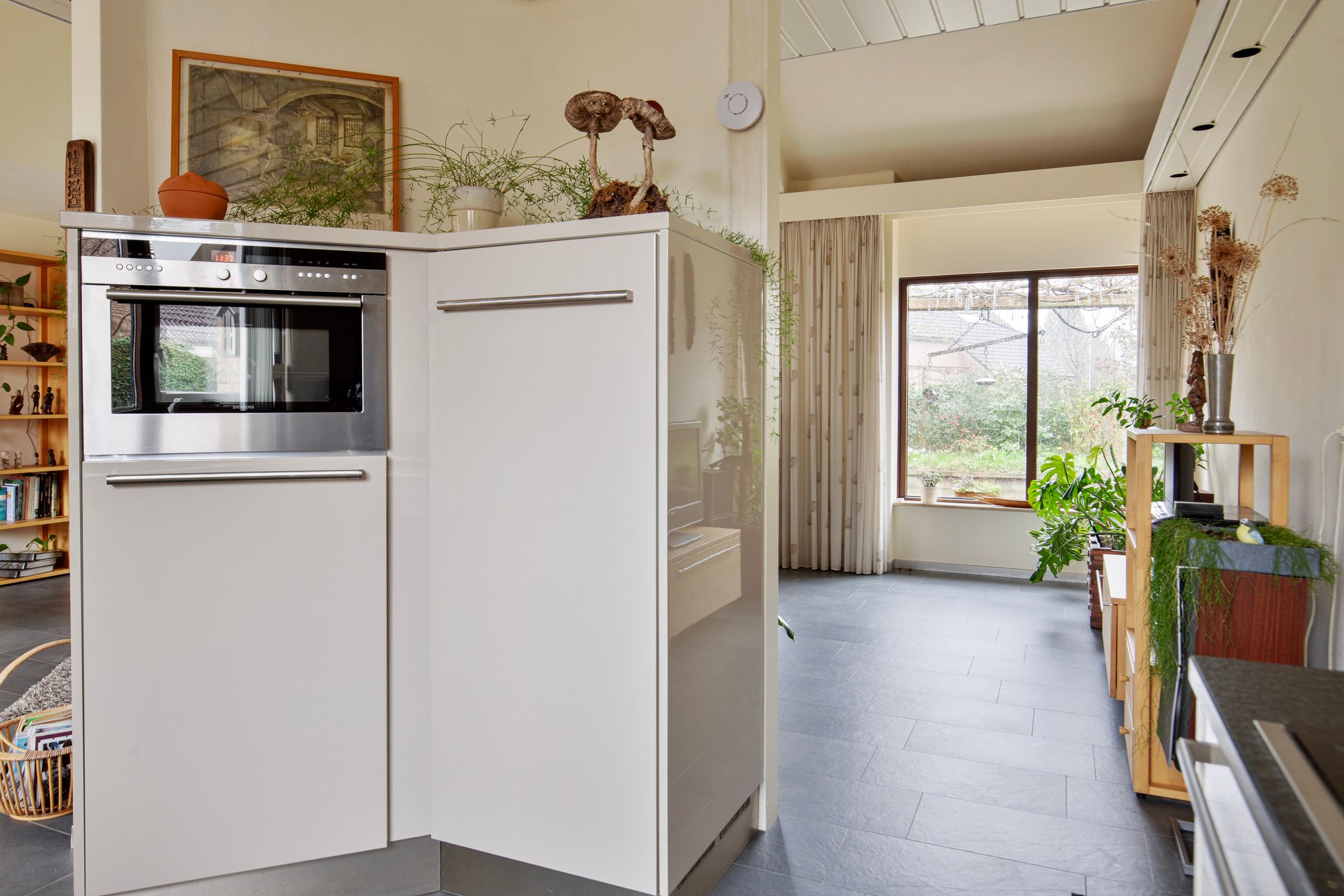 Spacious semi-detached bungalow with garage and sunny west-facing garden — 26
