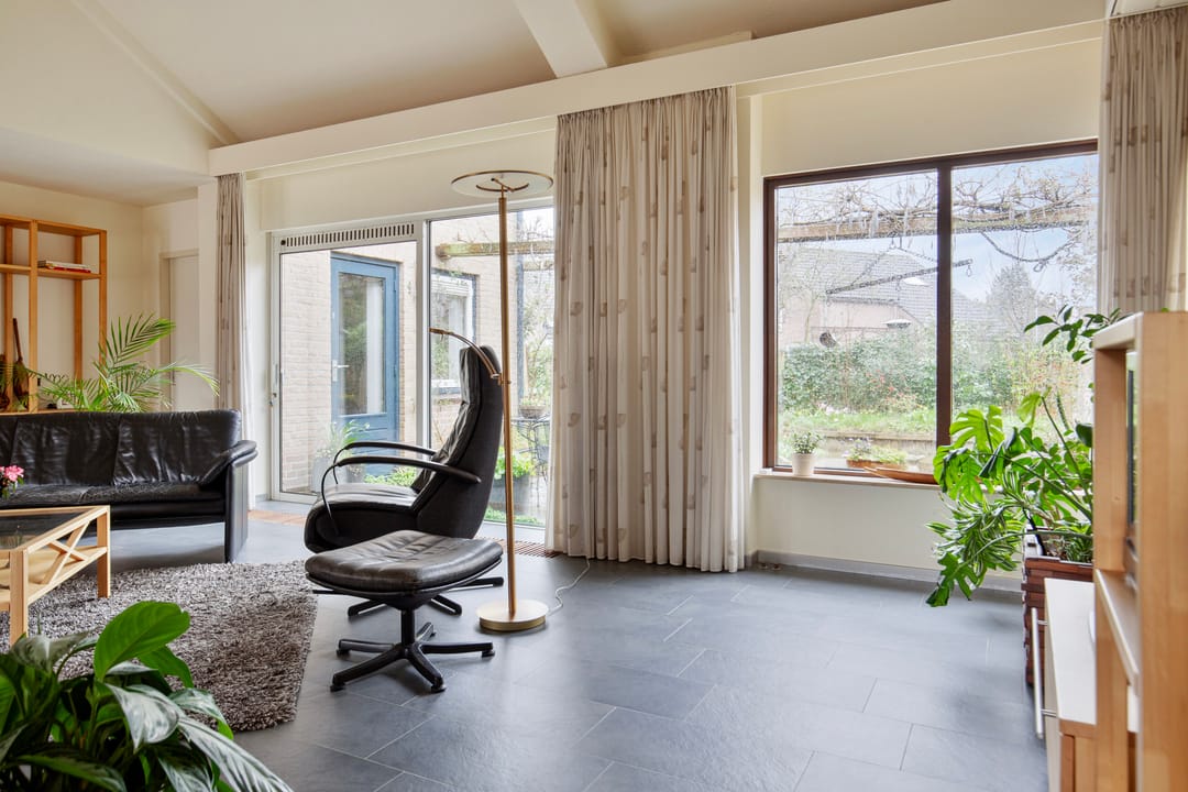 Spacious semi-detached bungalow with garage and sunny west-facing garden — 27