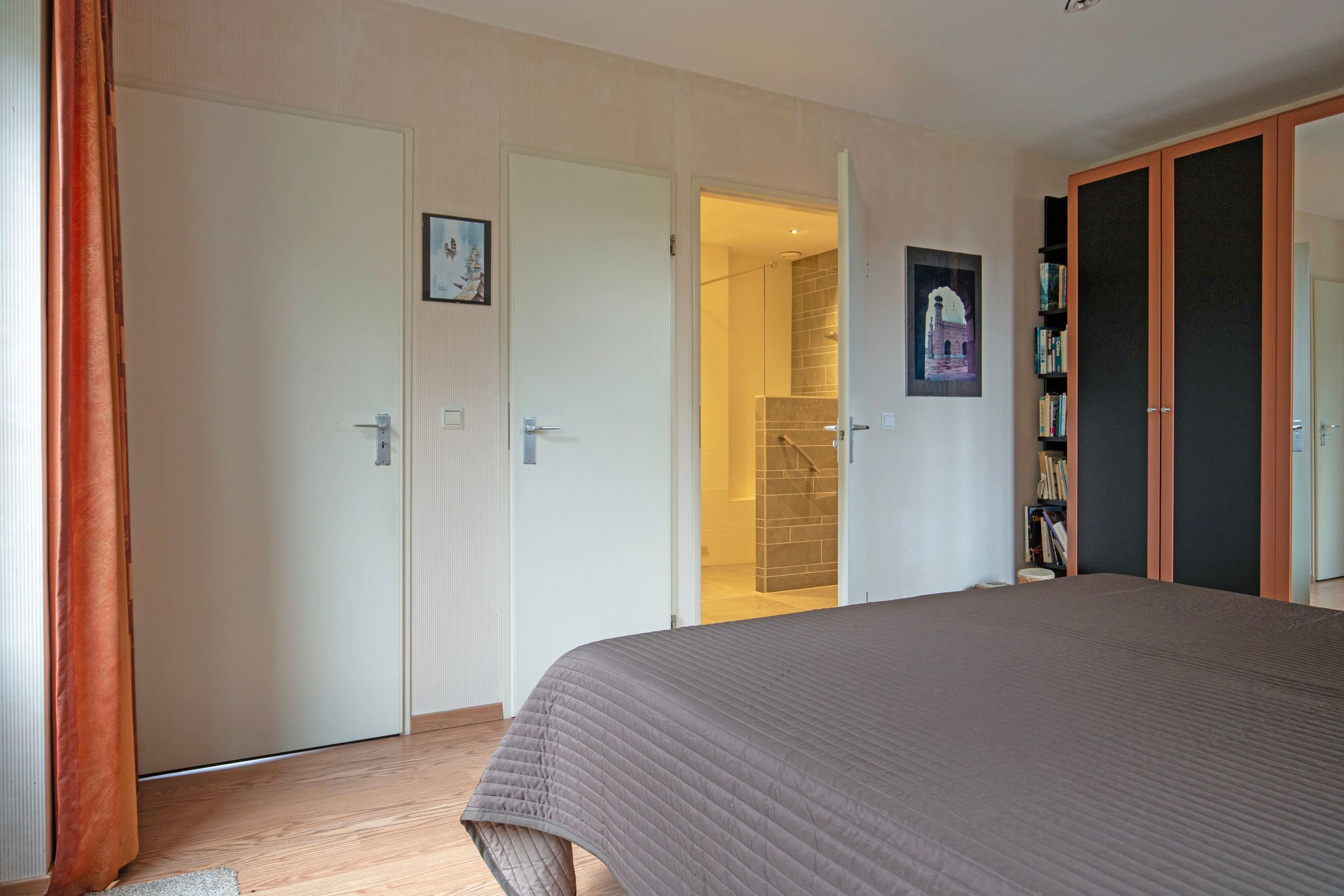 Spacious semi-detached bungalow with garage and sunny west-facing garden — 32