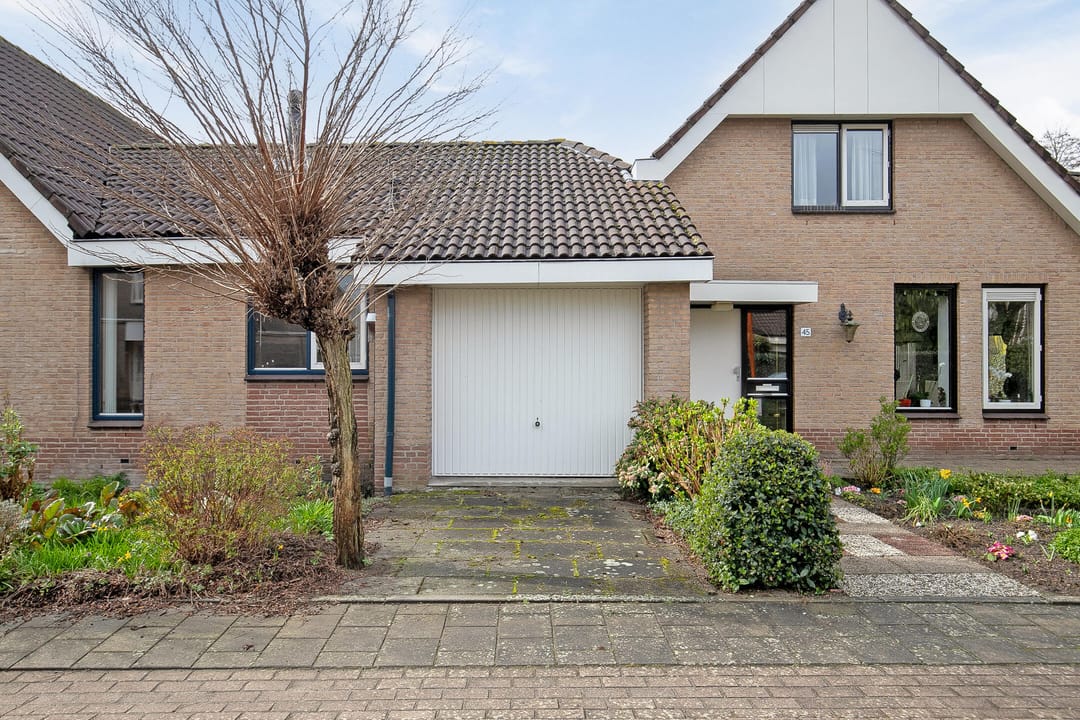 Spacious semi-detached bungalow with garage and sunny west-facing garden — 37