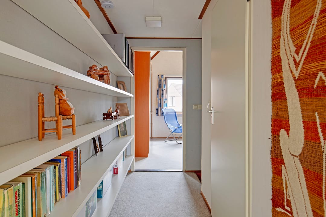 Spacious semi-detached bungalow with garage and sunny west-facing garden — 42