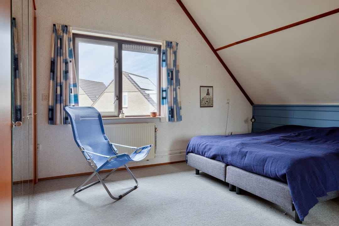 Spacious semi-detached bungalow with garage and sunny west-facing garden — 43