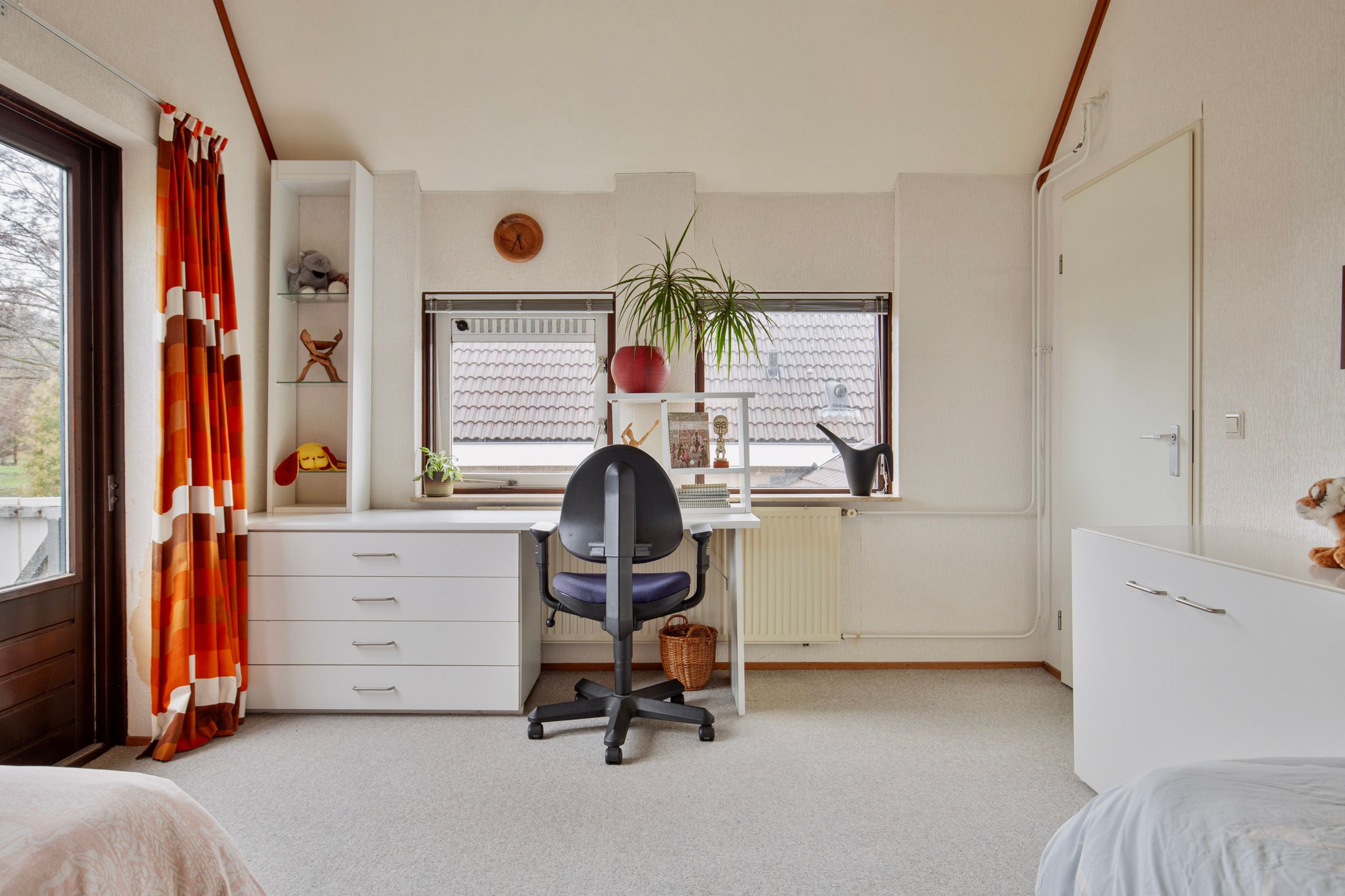 Spacious semi-detached bungalow with garage and sunny west-facing garden — 47