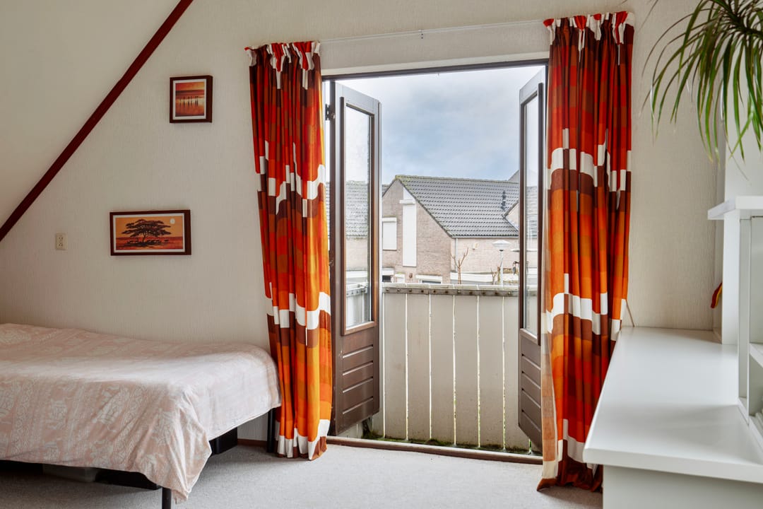Spacious semi-detached bungalow with garage and sunny west-facing garden — 48