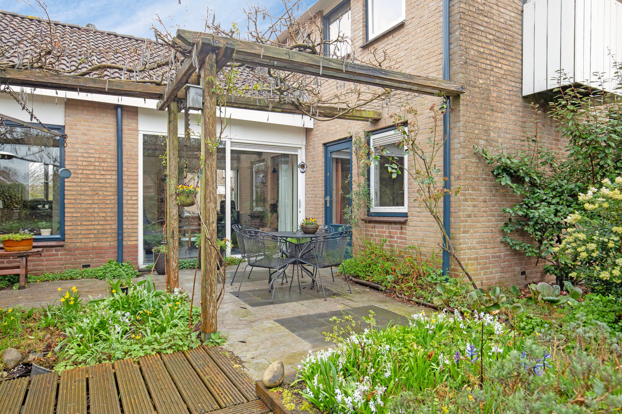 Spacious semi-detached bungalow with garage and sunny west-facing garden — 53