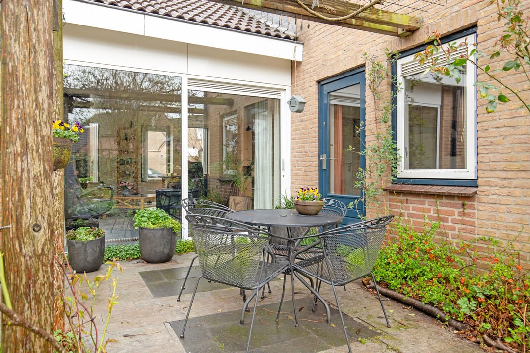 Spacious semi-detached bungalow with garage and sunny west-facing garden — 54
