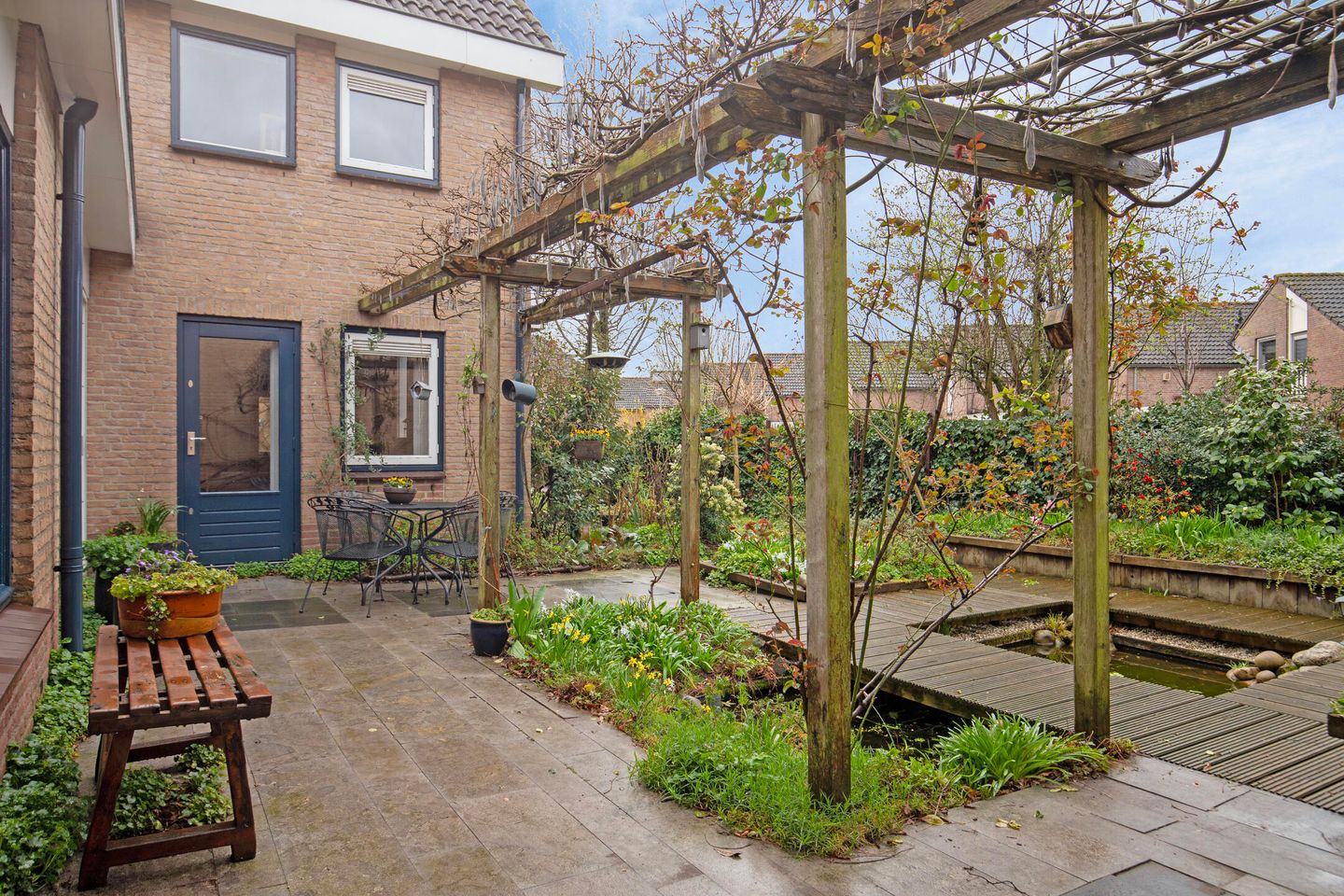 Spacious semi-detached bungalow with garage and sunny west-facing garden — 55