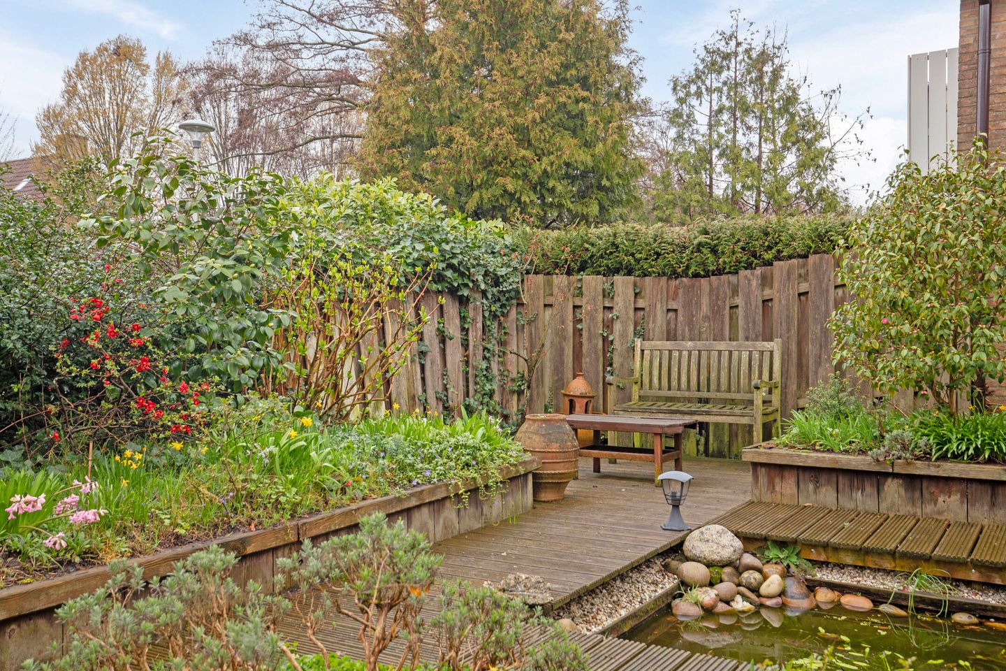 Spacious semi-detached bungalow with garage and sunny west-facing garden — 60