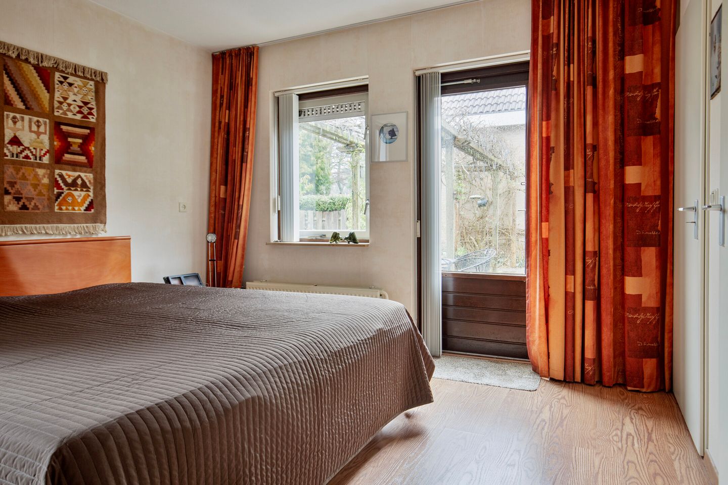 Spacious semi-detached bungalow with garage and sunny west-facing garden — 31