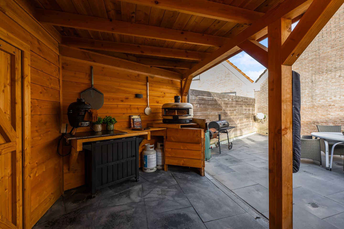 Spacious and bright townhouse with sunny garden and new veranda — 25