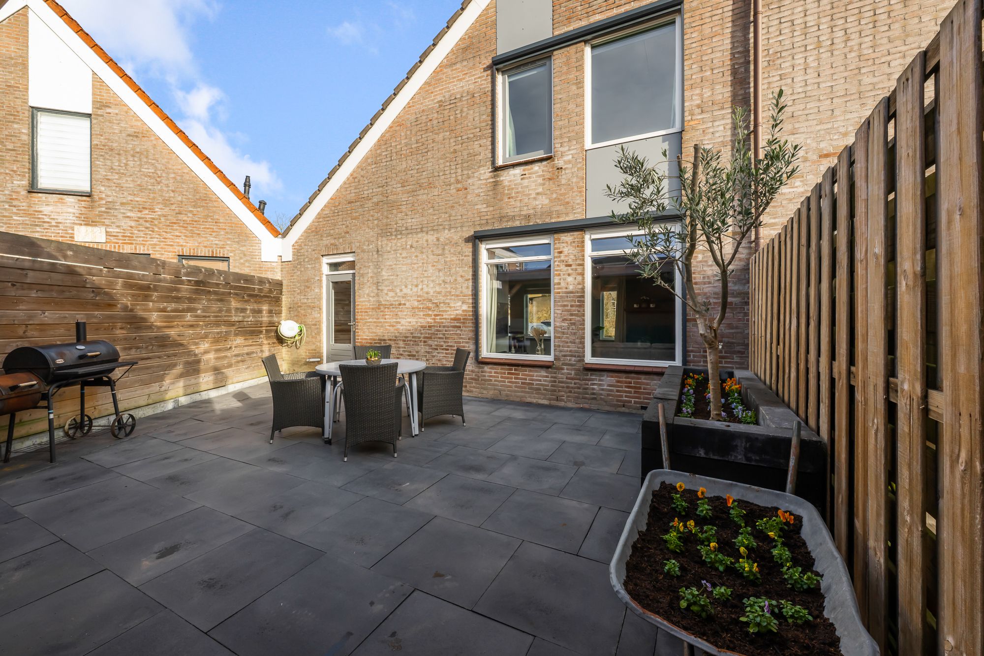 Spacious and bright townhouse with sunny garden and new veranda — 27