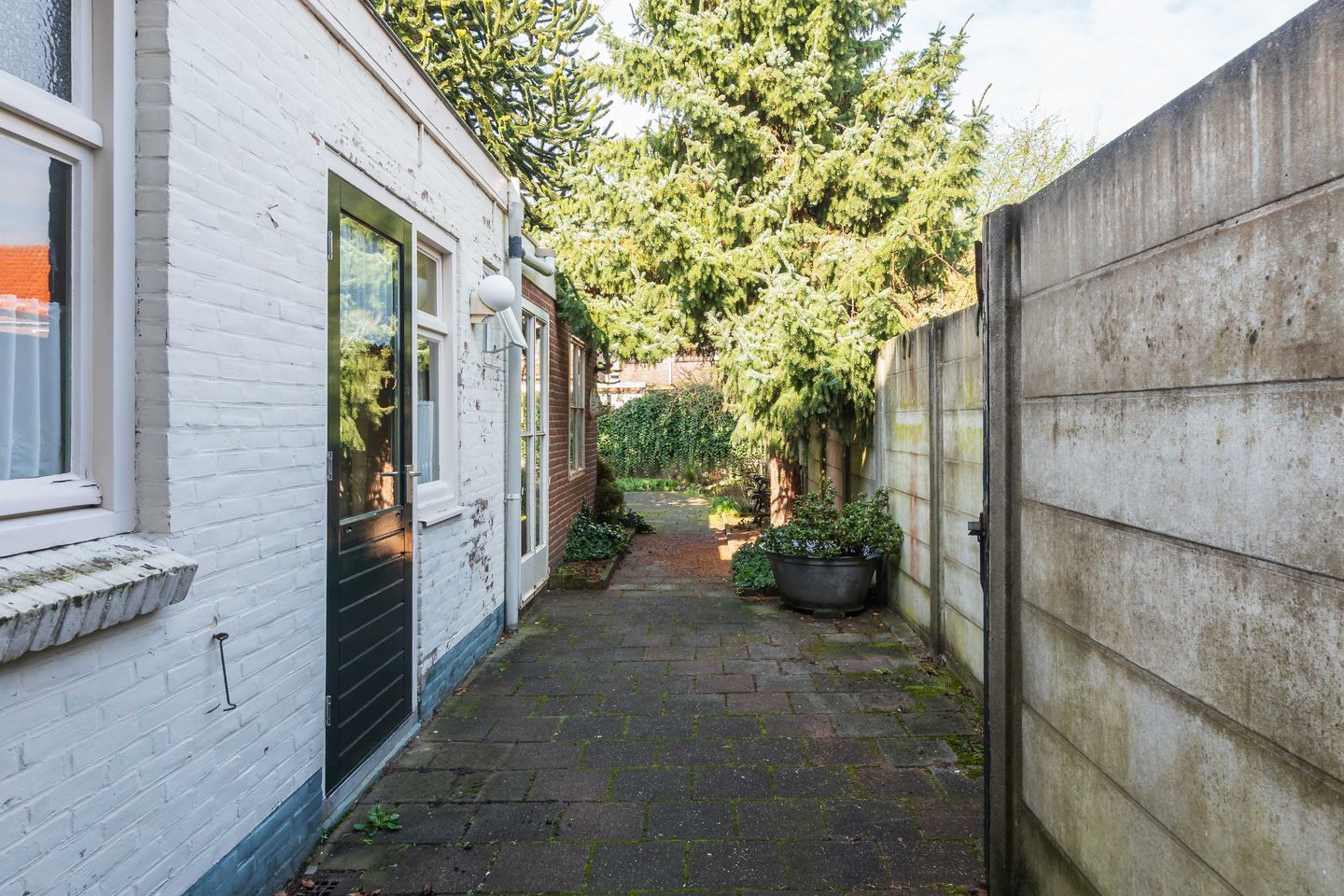 Characterful terraced house with spacious layout and potential in Tilburg — 25