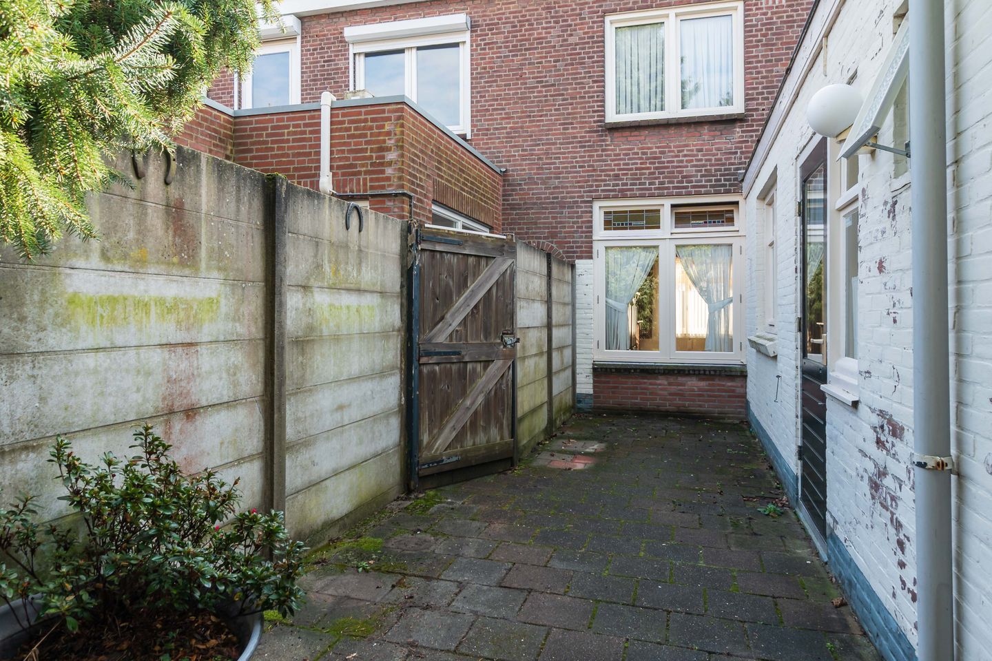 Characterful terraced house with spacious layout and potential in Tilburg — 29
