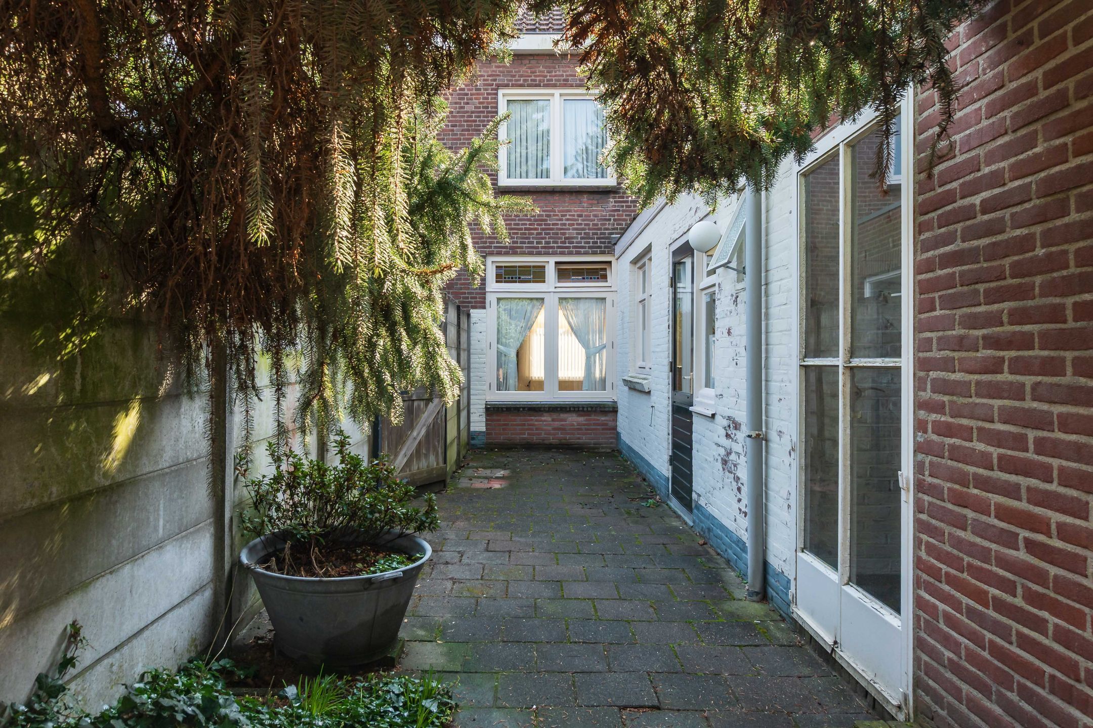 Characterful terraced house with spacious layout and potential in Tilburg — 30