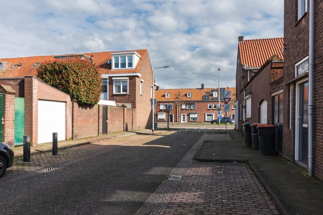 Characterful terraced house with spacious layout and potential in Tilburg — 32