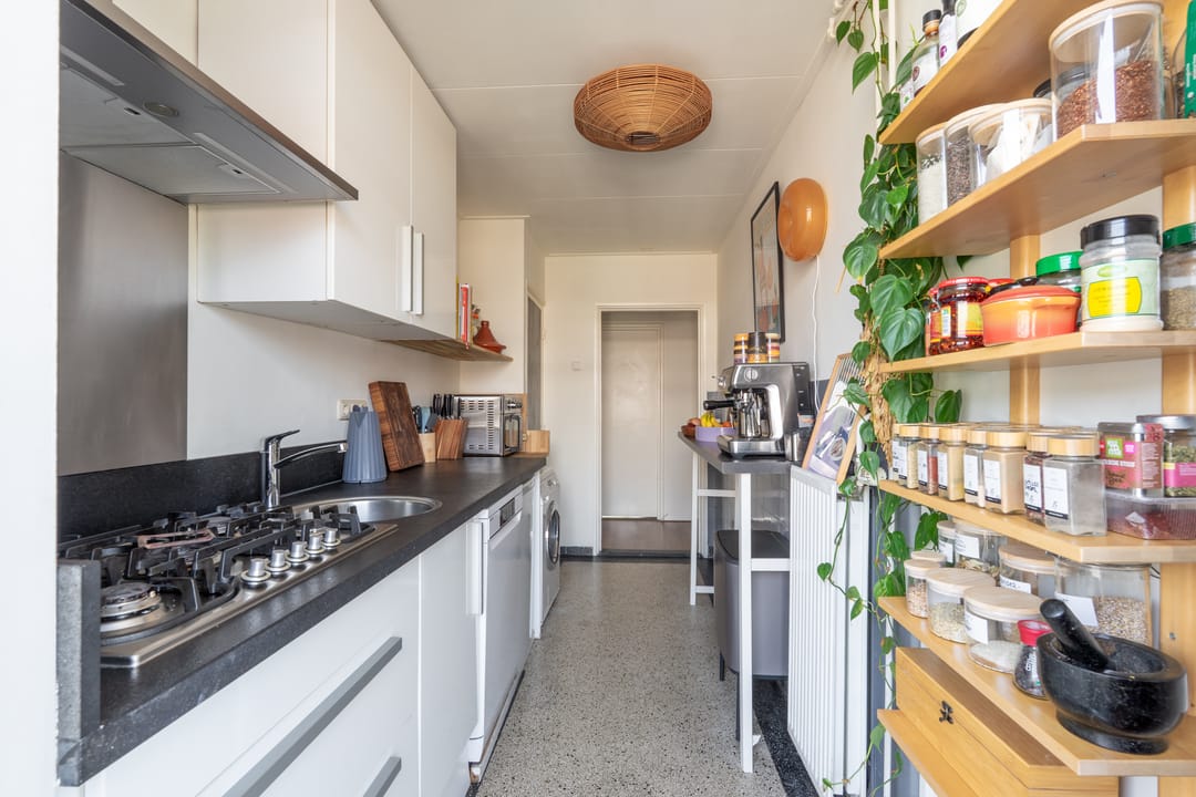 Photo 11 of Bloemerstraat 85