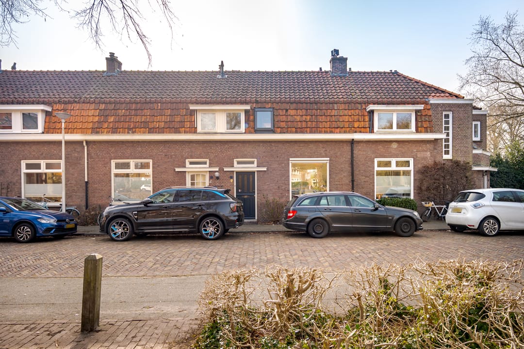 Karakteristieke, instapklaar tussenwoning met zonnige tuin in Wipstrik