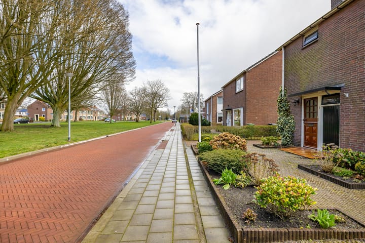 Photo 4 of Plantsoenstraat 1