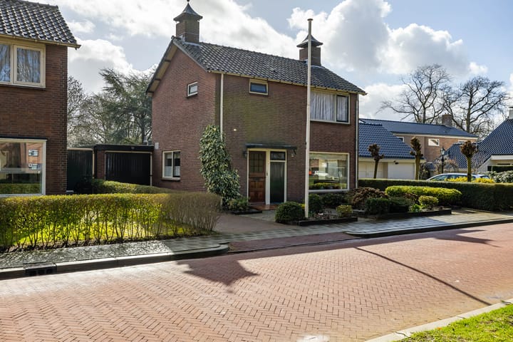 Photo 2 of Plantsoenstraat 1