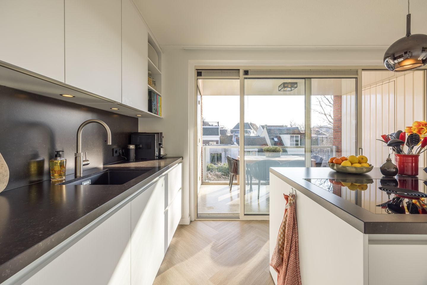 Spacious and luxurious 3-room apartment with balcony and parking in the heart of Utrecht — 16
