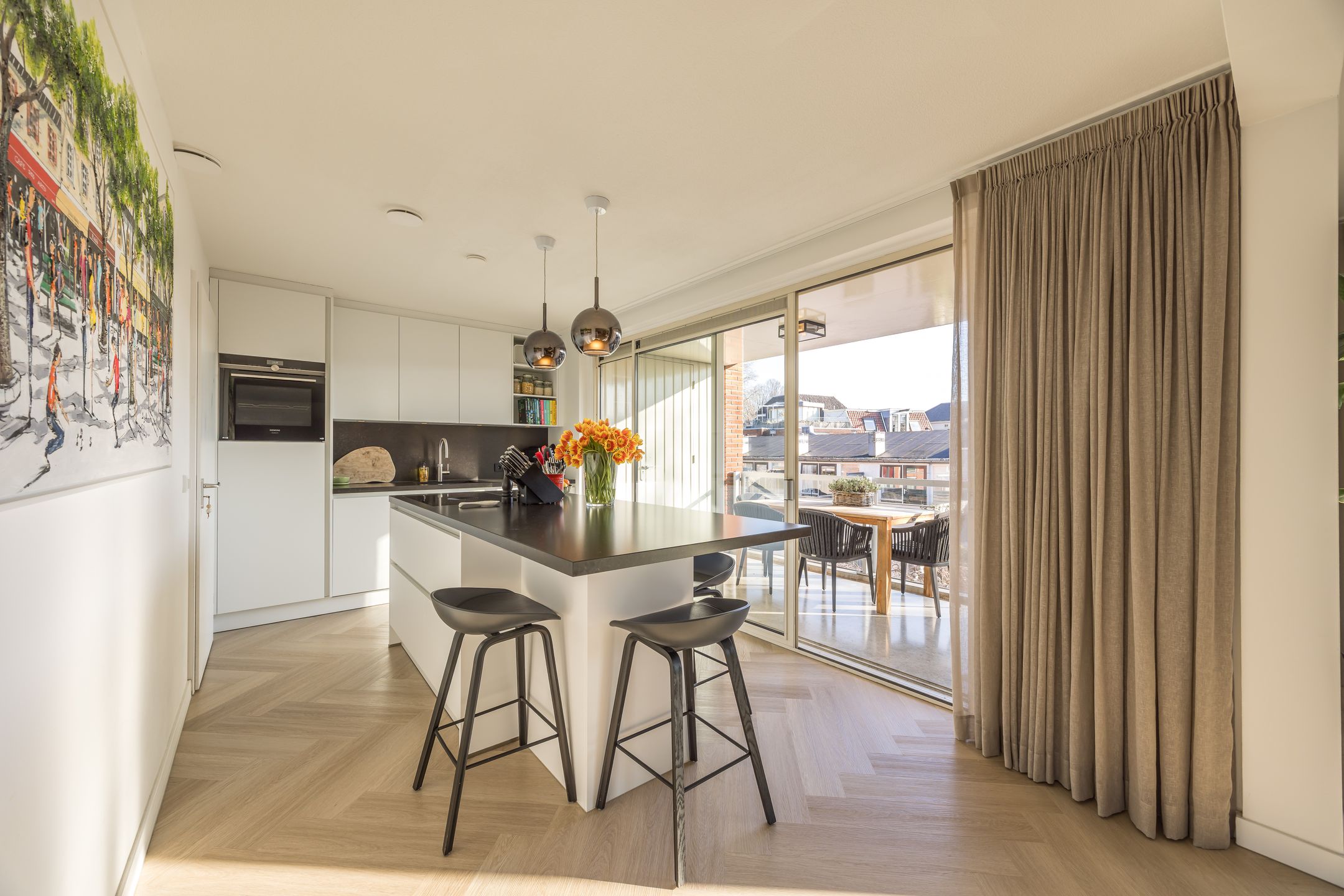 Spacious and luxurious 3-room apartment with balcony and parking in the heart of Utrecht — 24