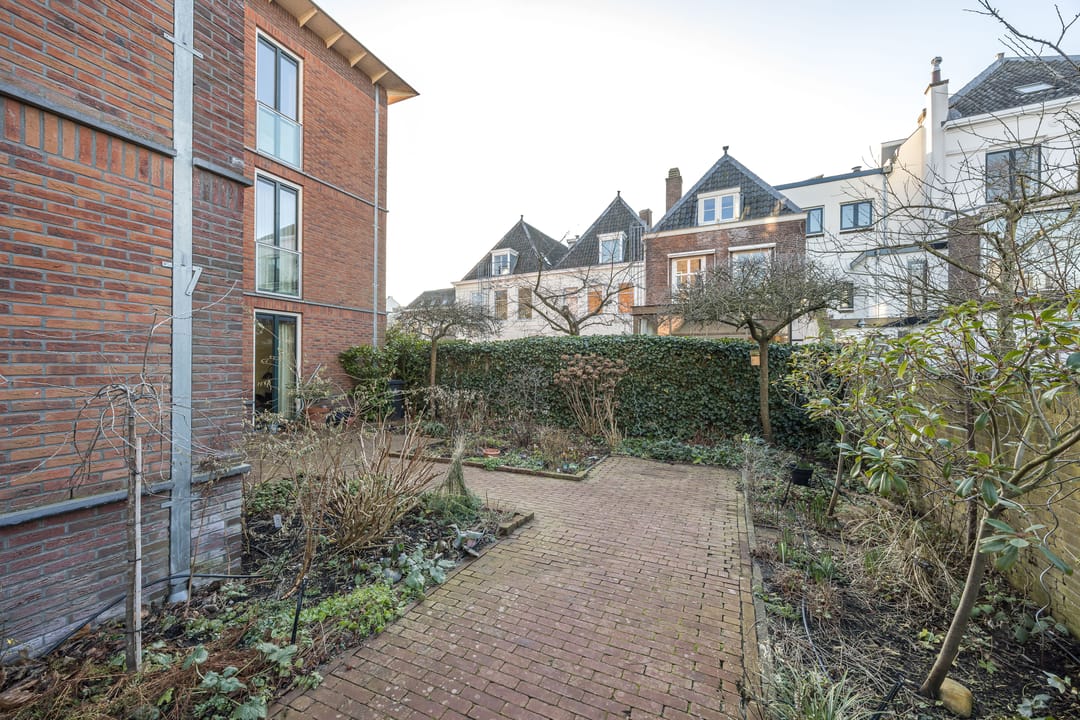 Spacious and luxurious 3-room apartment with balcony and parking in the heart of Utrecht — 34
