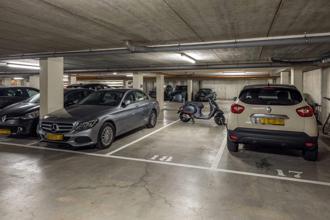 Spacious and luxurious 3-room apartment with balcony and parking in the heart of Utrecht — 38