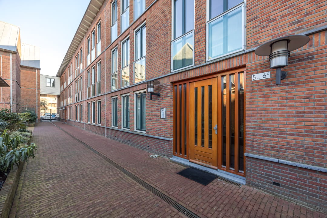 Spacious and luxurious 3-room apartment with balcony and parking in the heart of Utrecht — 35