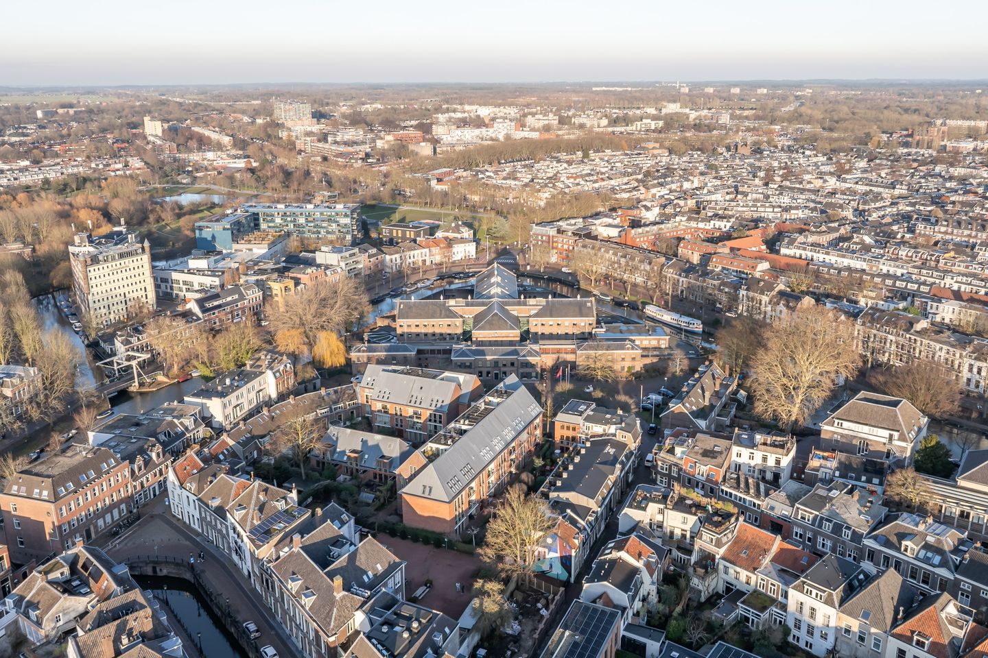 Spacious and luxurious 3-room apartment with balcony and parking in the heart of Utrecht — 46