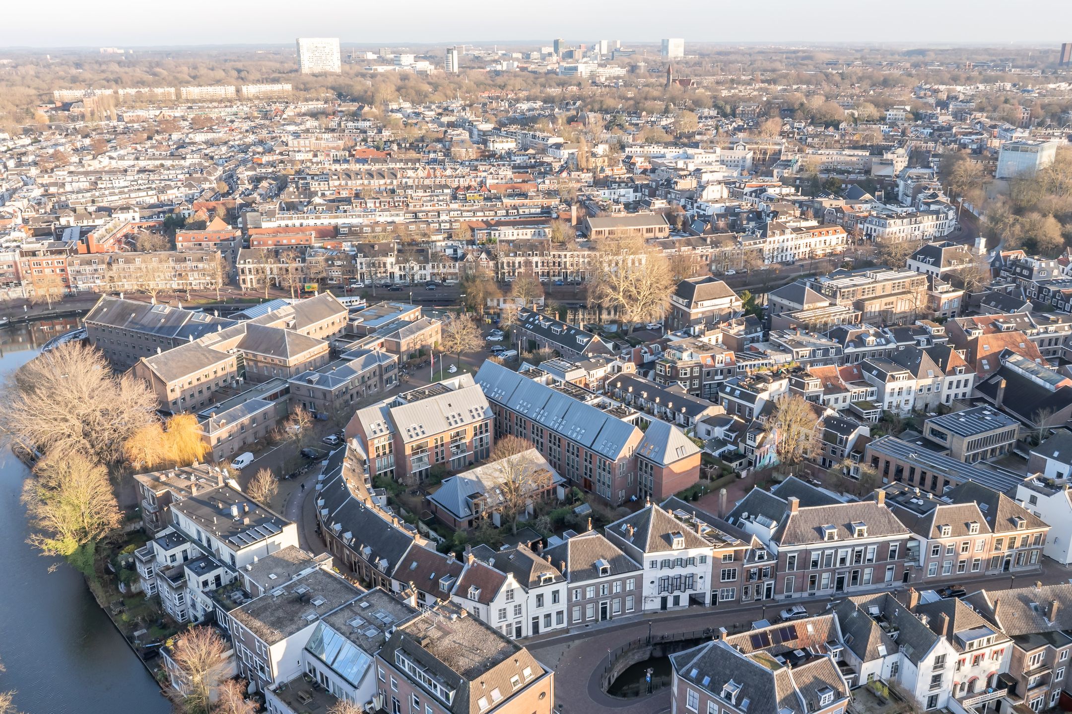 Spacious and luxurious 3-room apartment with balcony and parking in the heart of Utrecht — 45