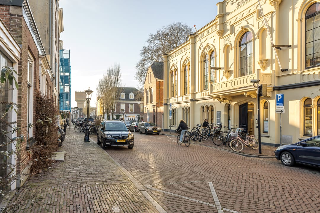 Spacious and luxurious 3-room apartment with balcony and parking in the heart of Utrecht — 50