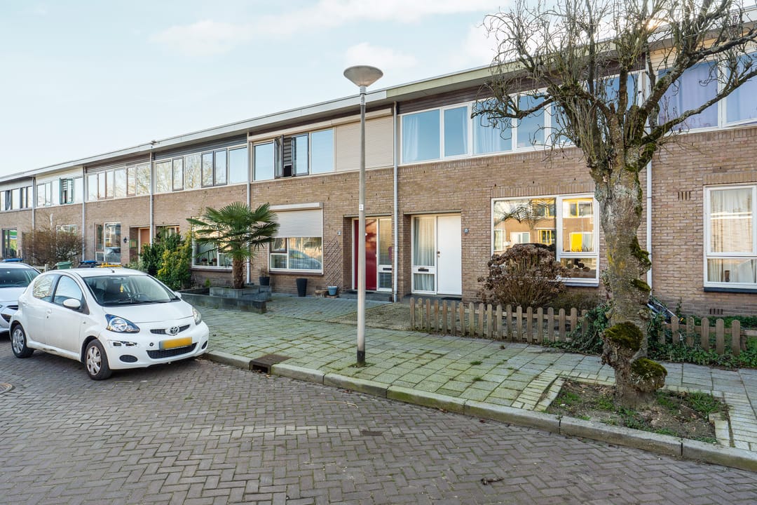 Spacious and practical family home with 4 bedrooms in green Nijmegen Hatert location — 38