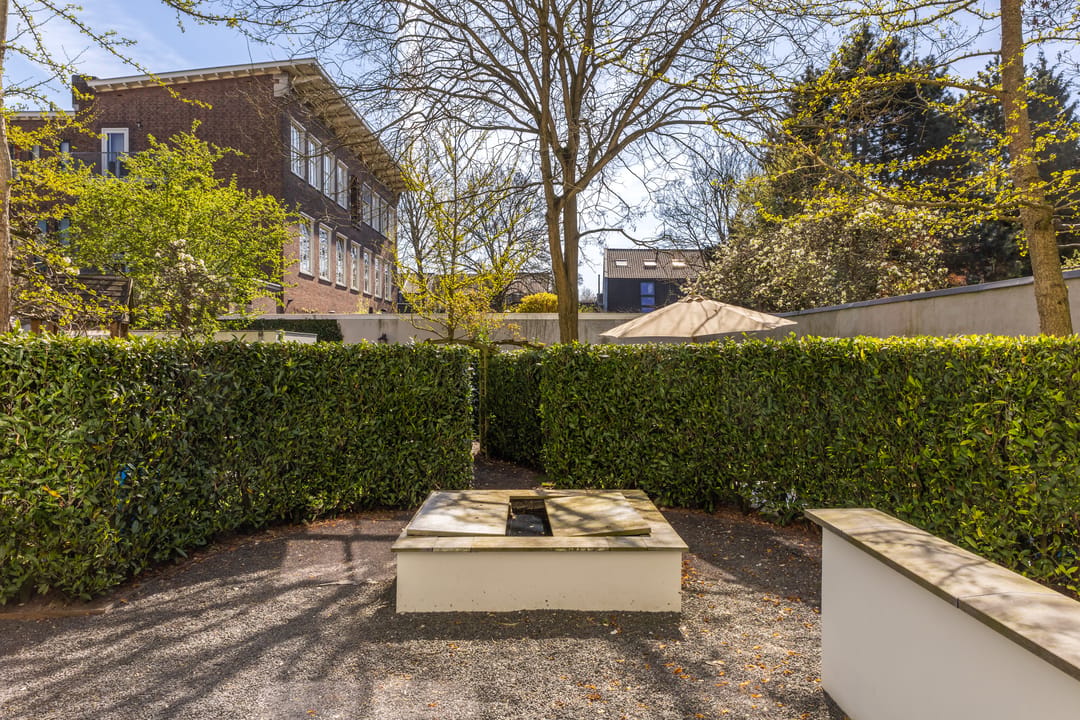 Stylish Ground Floor Apartment with Private Garden and Parking in Museum Quarter — 45