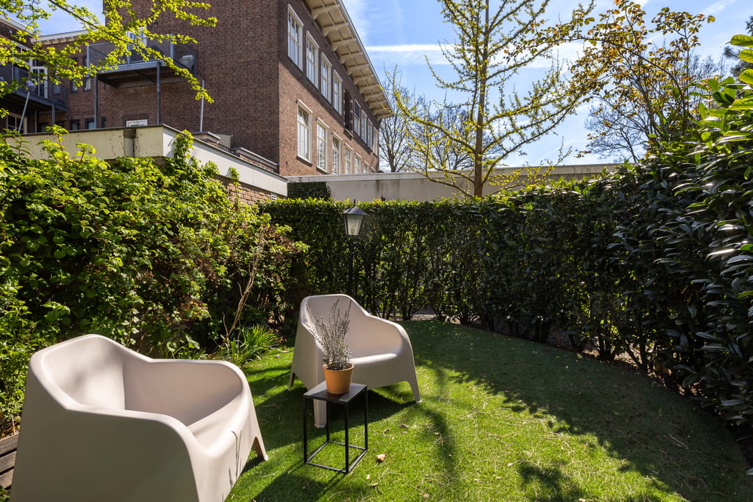 Stylish Ground Floor Apartment with Private Garden and Parking in Museum Quarter — 41