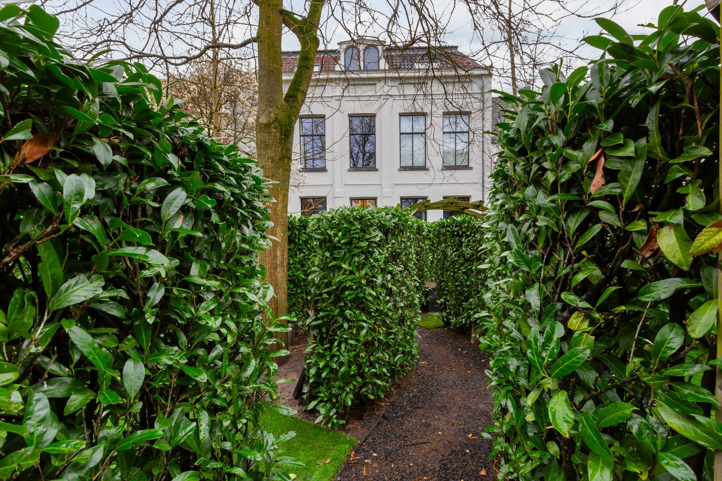 Stylish Ground Floor Apartment with Private Garden and Parking in Museum Quarter — 51