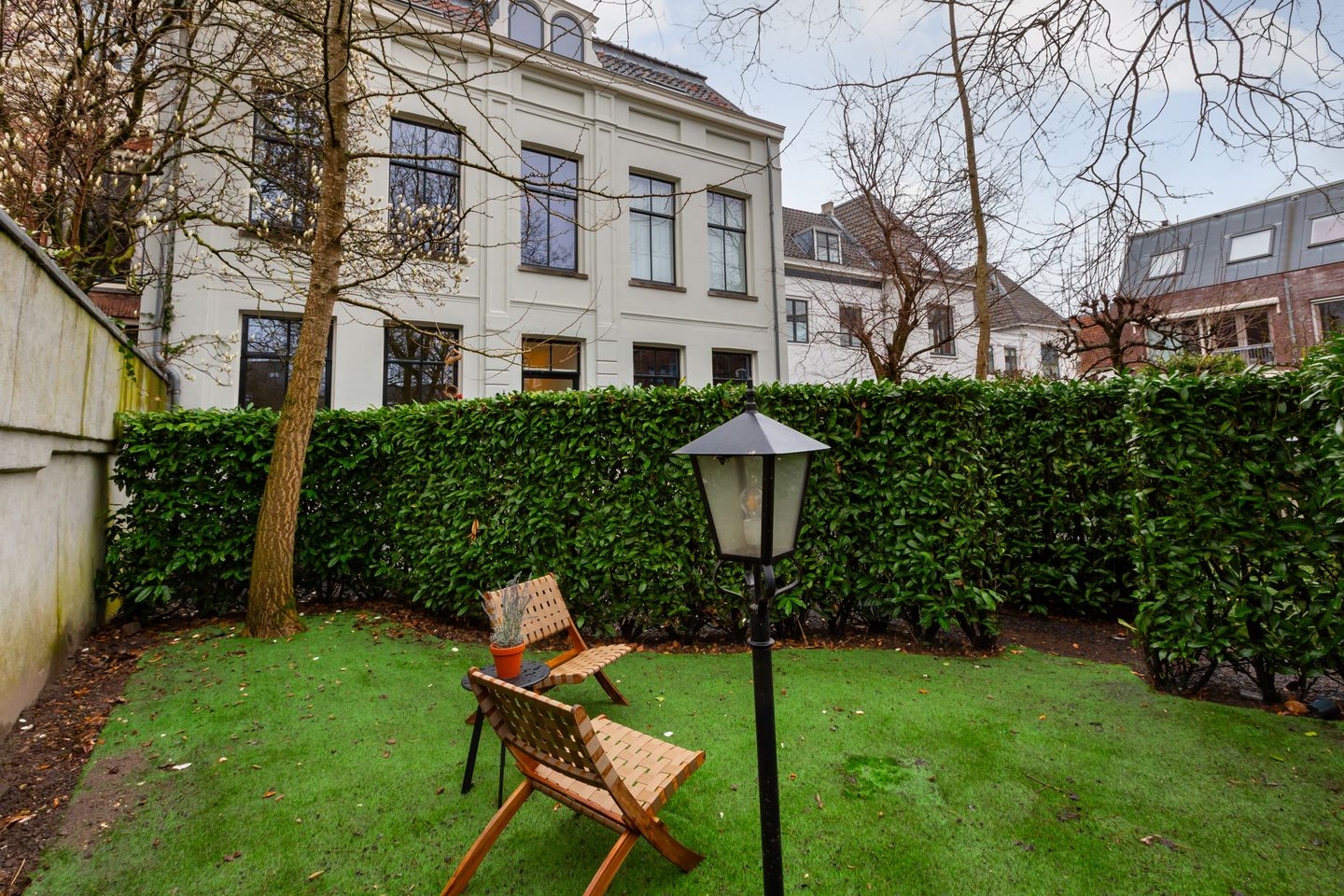 Stylish Ground Floor Apartment with Private Garden and Parking in Museum Quarter — 49