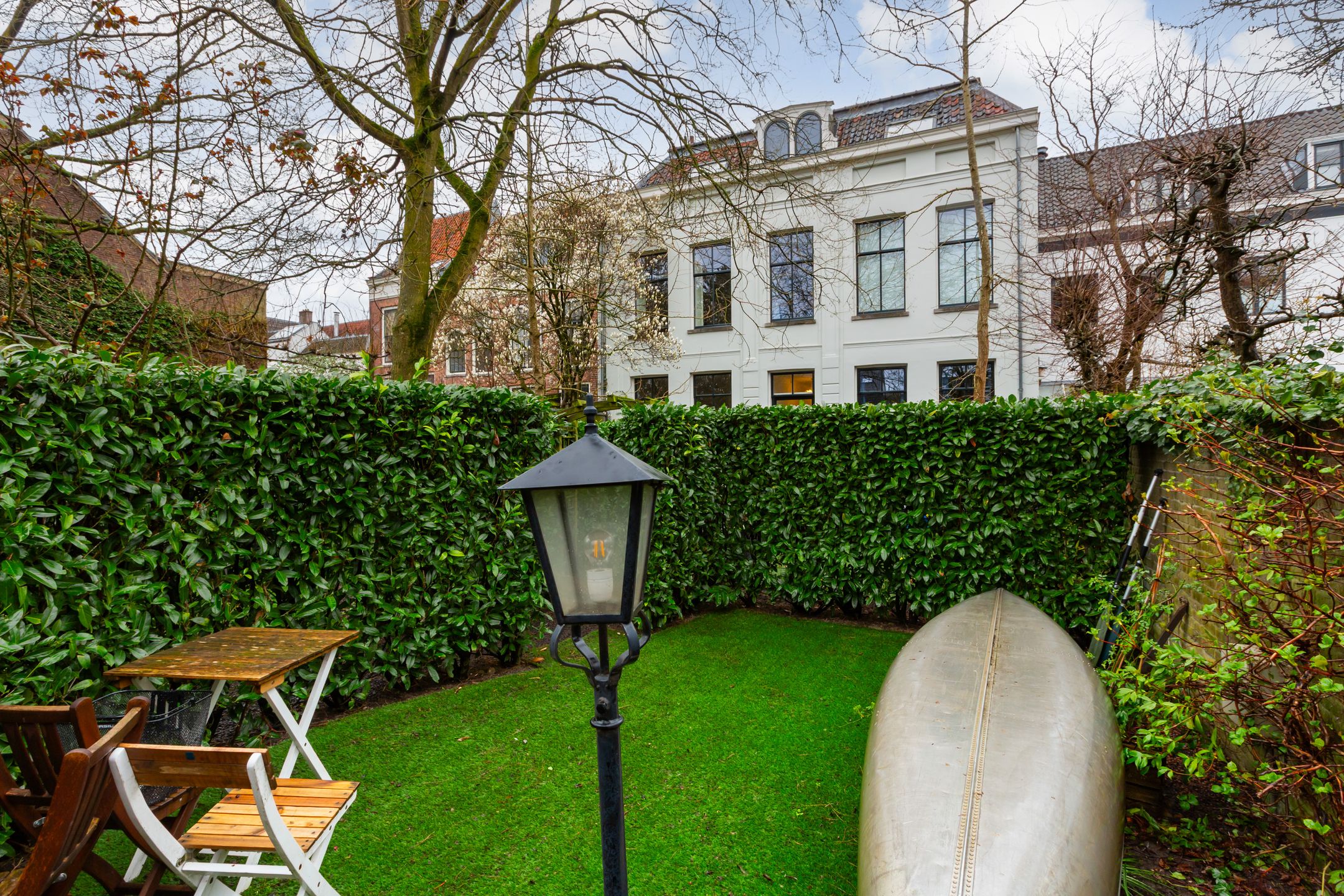 Stylish Ground Floor Apartment with Private Garden and Parking in Museum Quarter — 48