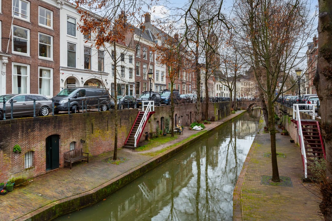 Stylish Ground Floor Apartment with Private Garden and Parking in Museum Quarter — 54