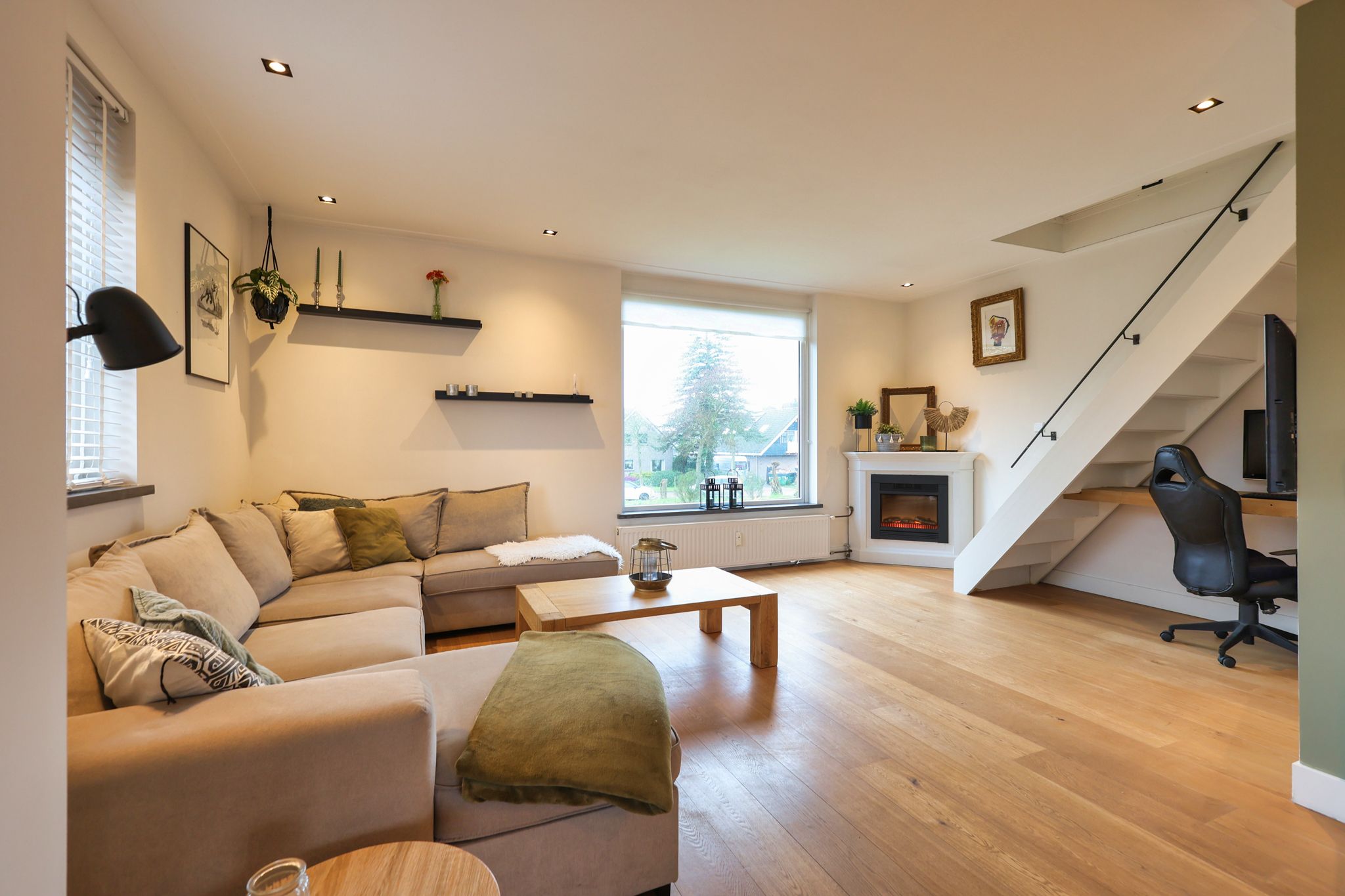 Foto 6 van Van Blaaderenweg 15-A