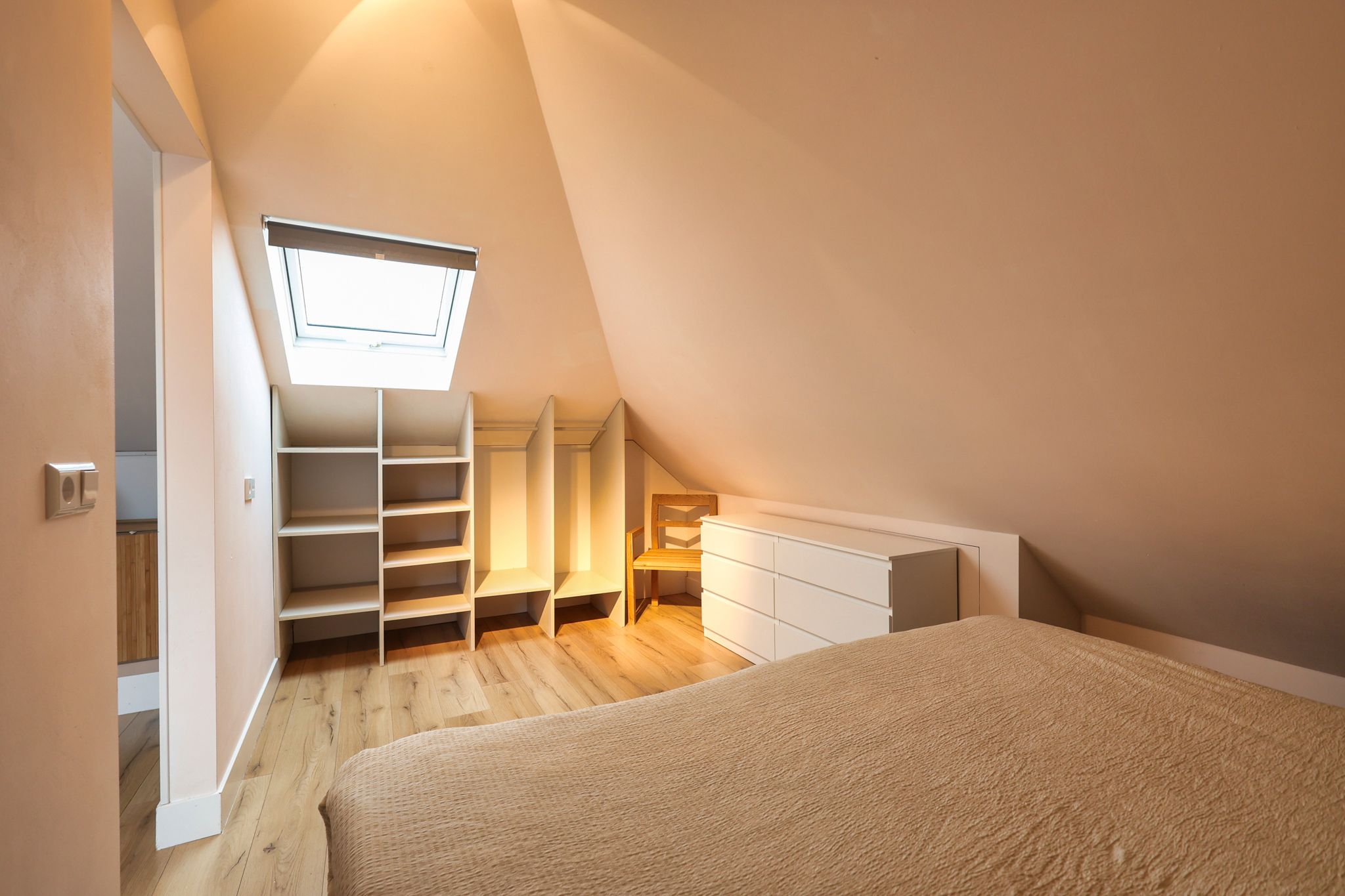 Foto 9 van Van Blaaderenweg 15-A