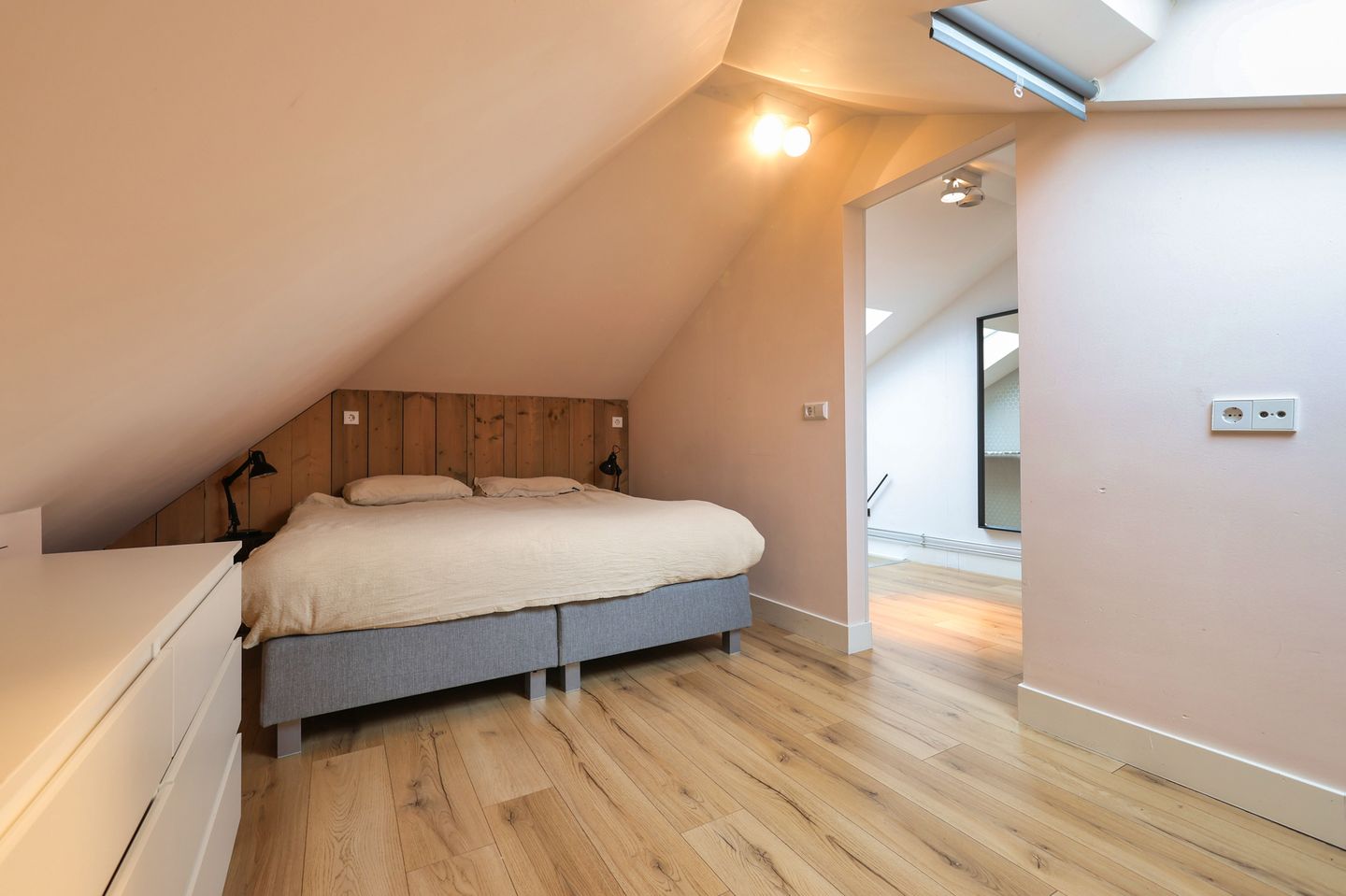 Foto 10 van Van Blaaderenweg 15-A