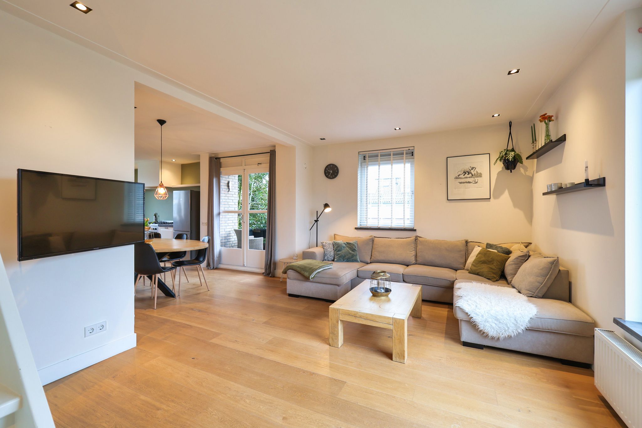 Foto 12 van Van Blaaderenweg 15-A