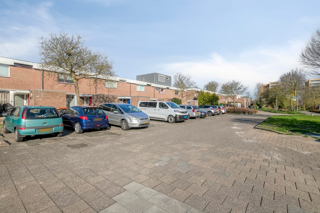 Spacious family home with potential, conservatory and west-facing garden in Lelystad — 31
