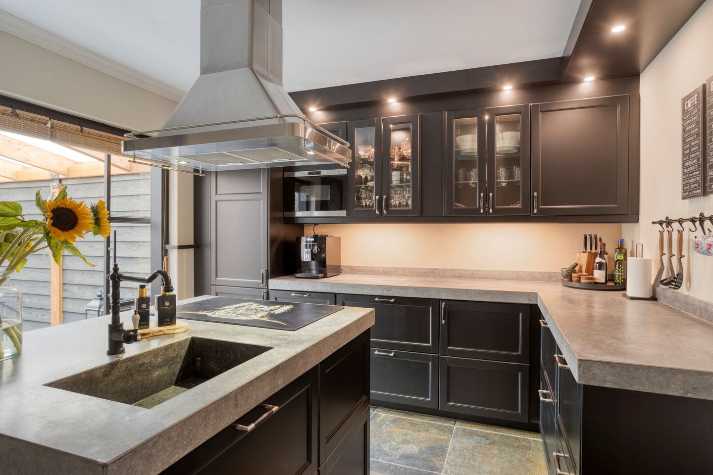 Spacious and Luxury Living with approximately 200 m² of Space and 5 Bedrooms — 13